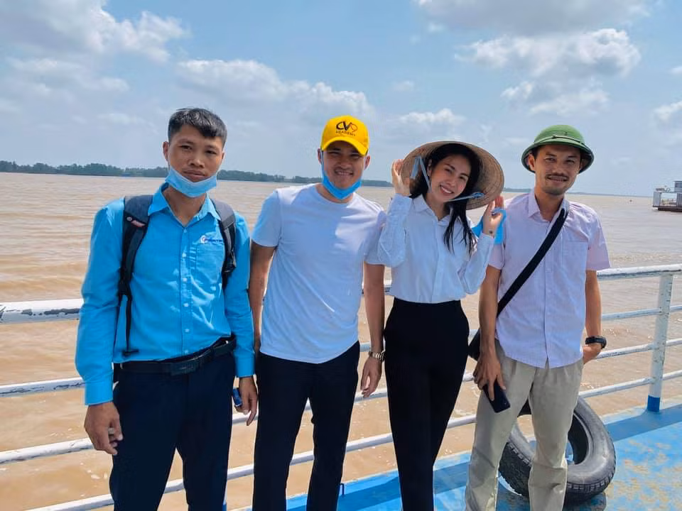 Theo chia sẻ của Thủy Tiên, nơi đặt máy lọc là địa điểm sinh hoạt chung của cả xã nên bà con đến lấy nước rất thuận tiện. Cô cũng tiết lộ, khi nào lắp đặt xong sẽ xuống nghiệm thu công trình và uống thử nước trước khi bàn giao lại cho người dân.