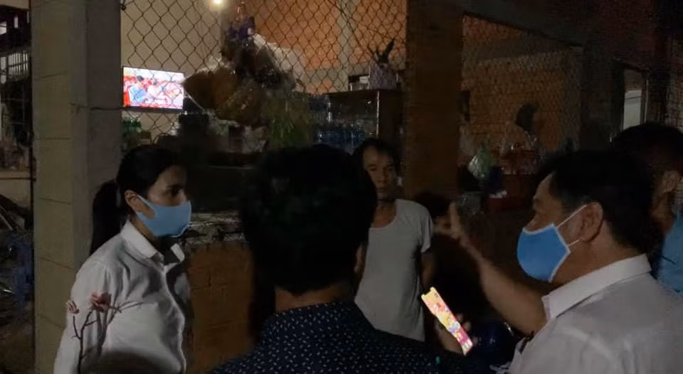 Không chỉ kêu gọi, nữ ca sĩ trực tiếp đi khảo sát các địa phương để chọn địa điểm lắp đặt máy lọc nước biển thành nước ngọt cho bà con.