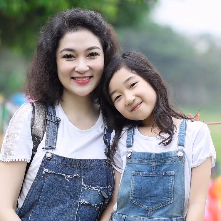 Hình ảnh xinh đẹp của Hoa hậu Nguyễn Thị Huyền bên con gái.