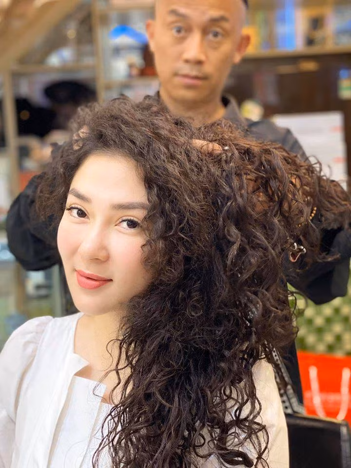 Phần lớn những lần xuất hiện trước công chúng, Nguyễn Thị Huyền đều chọn kiểu trang điểm nhẹ nhàng, thanh lịch.
