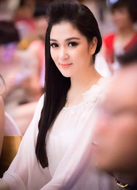Làn da mịn màng, căng bóng, không chút khuyết điểm cũng là yếu tố giúp mỹ nhân sinh năm 1985 trông trẻ trung, tràn đầy sức sống.