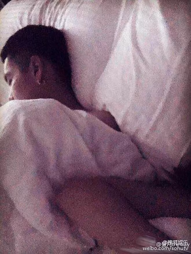 Ngô Diệc Phàm (Kris Wu): Cựu thành viên EXO hai lần dính vào scandal vì bạn gái cũ. Lần đầu tiên vào năm 2016, một cô gái tự xưng là Tiểu GNA đã tung ra tấm ảnh chụp người đàn ông đang ngủ trên giường. Dựa vào góc mặt và đường nét sống mũi, dân mạng nhận định đây là Ngô Diệc Phàm.