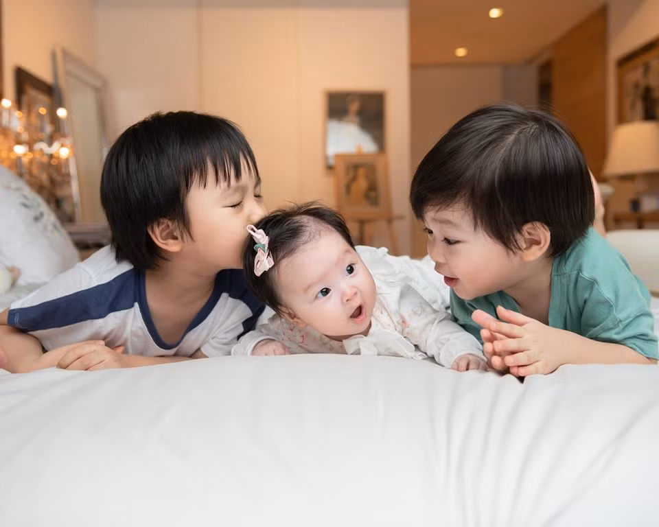 “Mỗi ngày tôi đưa cả 3 con tới trường, hai con lớn vào lớp học, riêng con gái 3 tháng tuổi theo mẹ vào văn phòng. Tôi vừa làm việc vừa chăm con. Đến chiều tối, 4 mẹ con cùng về nhà, tôi lại lo tắm rửa, ăn uống và cho các con đi ngủ. Mỗi ngày của tôi đều lặp lại như vậy, dù bận rộn nhưng tôi hạnh phúc vì được ở bên các con. Tôi càng yên tâm hơn khi các con có được một ngôi trường tuyệt vời để phát triển tính cách, tư duy sáng tạo”, Đỗ Hải Yến tâm sự về con.