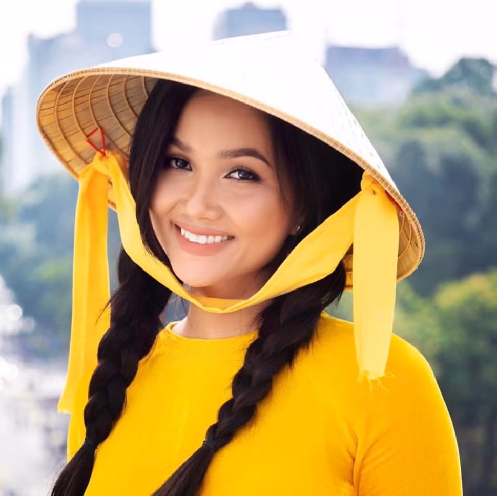 "Hen là cô gái miền Tây nhưng là Tây Nguyên nhé cả nhà", hoa hậu H'Hen Niê đẹp dịu dàng trong tà áo dài.