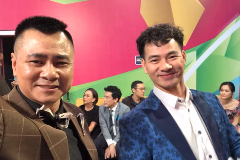 NSND Tự Long chia sẻ loạt ảnh hậu trường bên Xuân Bắc, Trấn Thành tại 'Ơn giời cậu đây rồi'.