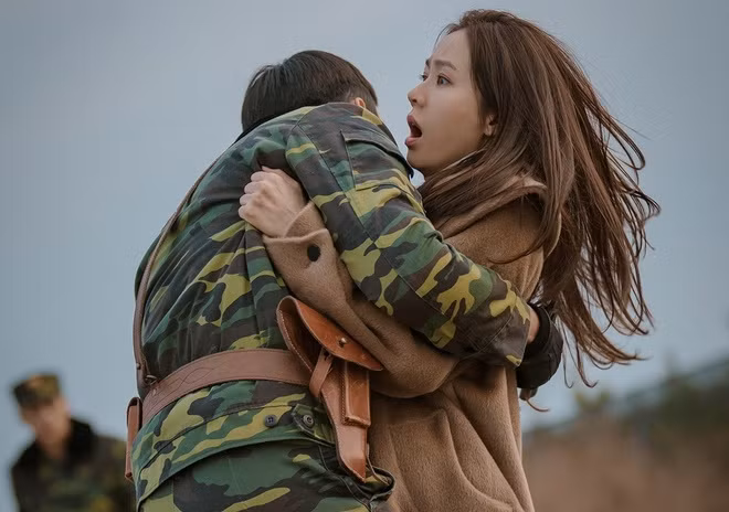Jung Hyeok bị bắn ở lưng nhưng nằm ngửa khi gắp đạn: Ở tập 6, chàng quân nhân họ Ri đã bất chấp tính mạng đỡ đạn thay Se Ri trong vụ tấn công bất ngờ do Jo Cheol Kang bày trò. Vết đạn bắn nằm ở phần lưng trên của chàng trai.