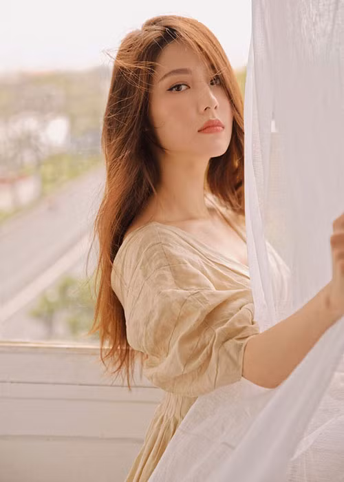 Trong suốt thời kỳ giãn cách xã hội, nữ diễn viên tạm dừng lịch trình quay với đoàn phim và trở về TP.HCM nghỉ ngơi.
