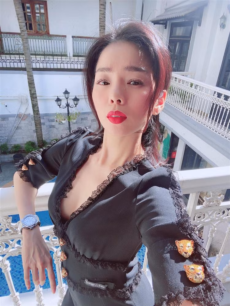 Lệ Quyên nhiều lần công khai niềm đam mê tập thể dục ngang ngửa với niềm đam mê kim cương. Lệ Quyên bị chê gầy hốc hác nhưng với nữ ca sĩ, gầy là auto đẹp.