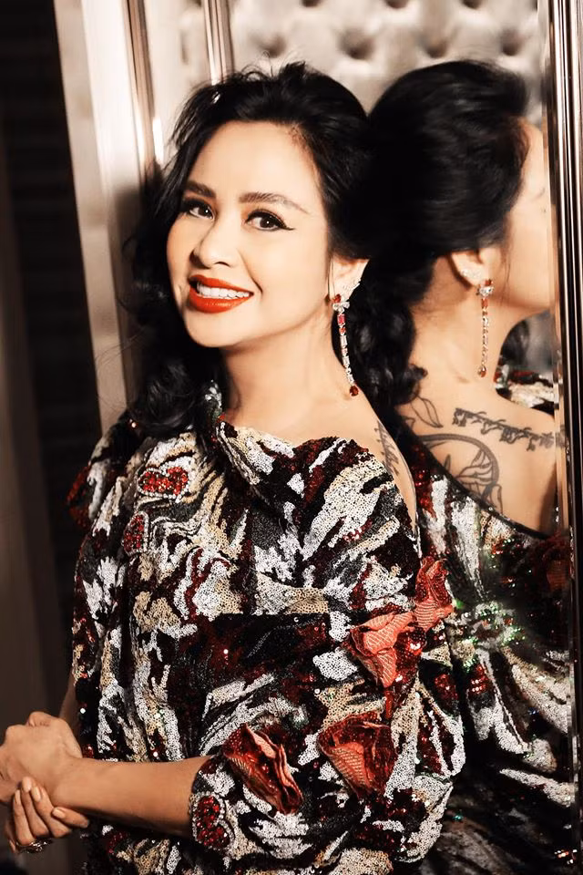 “Tôi rất muốn cộng tác với các bạn trẻ. Chính những con người mới ấy sẽ mang đến điều thú vị trong âm nhạc. Tôi nghĩ mình và các bạn sẽ học hỏi lẫn nhau, bổ trợ cho nhau”, diva cho biết.
