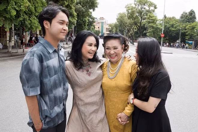 Hai con của Thanh Lam với chồng cũ là nhạc sĩ Quốc Trung - Thiện Thanh và Quang Đăng - đều thừa hưởng năng khiếu nghệ thuật từ cha mẹ. Quang Đăng sinh năm 1998 du học chuyên ngành piano tại Canada. Cậu sớm bộc lộ năng khiếu nghệ thuật và giành nhiều giải thưởng từ khi còn nhỏ.
