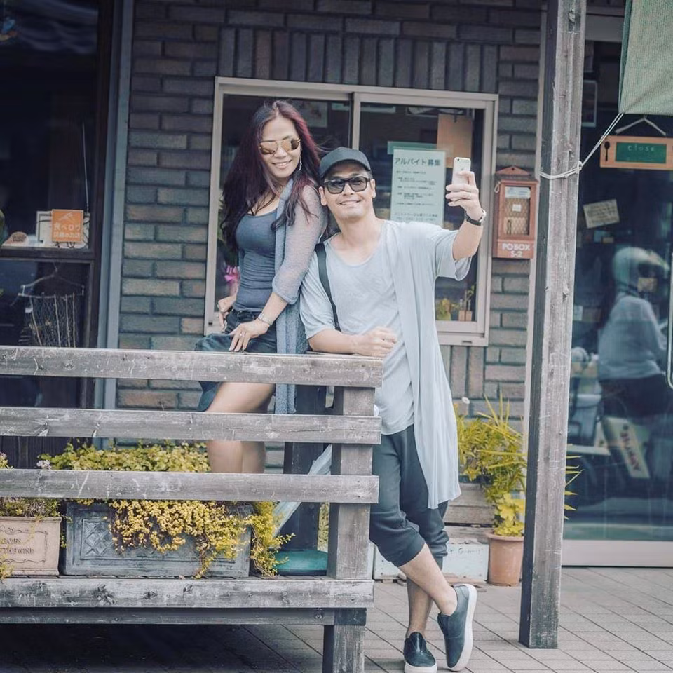 Đổi lại, trong mắt vợ, Phan Anh là người chồng lãng mạn, biết cách quan tâm và chăm sóc vợ con.