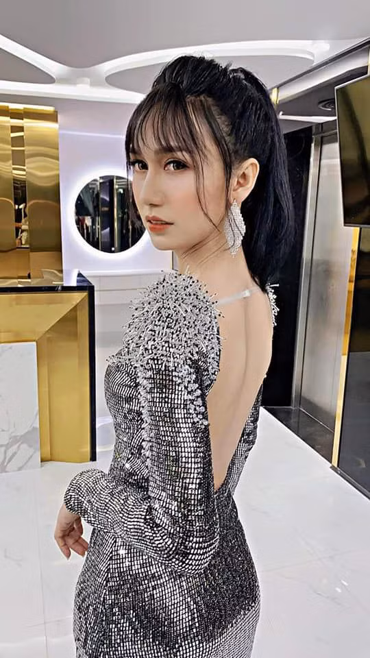 Gương mặt của Lynk Lee cũng được người hâm mộ nhận xét ngày càng hoàn thiện và nữ tính hơn hậu chuyển giới.