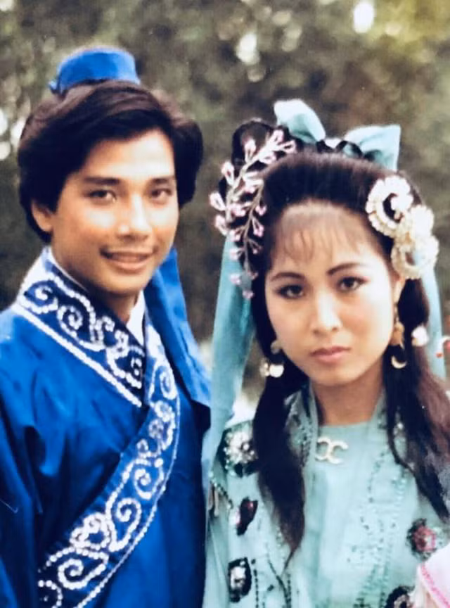Hong Van - Le Tuan Anh ky niem 20 nam ngay cuoi, dan sao ho hoi chuc mung-Hinh-2