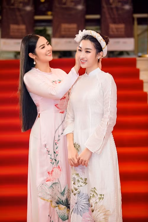 Cả hai nàng hậu đều diện áo dài truyền thống. Mặc dù tuổi tác cách xa nhau nhưng Hoa hậu Ngọc Hân vẫn giữ được vẻ đẹp thanh xuân, không hề kém cạnh đàn em Đỗ Mỹ Linh.