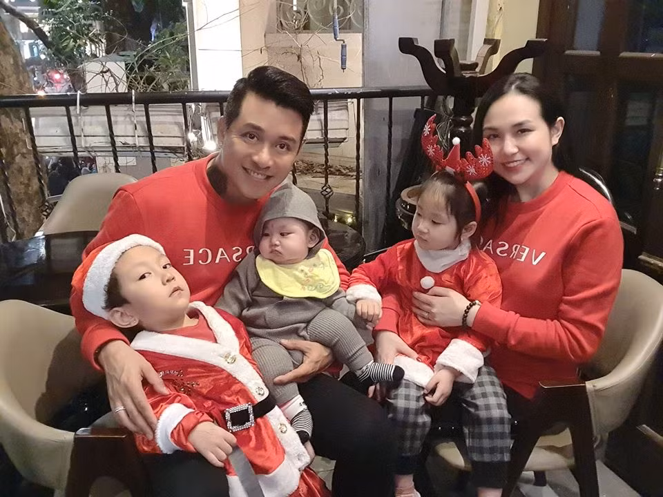 Và trải qua một mùa Giáng sinh ấm áp bên cạnh 3 thiên thần nhỏ: bé Su Hào, Son và Sâm.