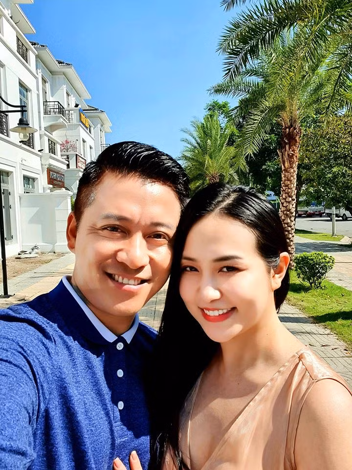 Khoanh khac hanh phuc cua “ong chong quoc dan” Tuan Hung ben vo con
