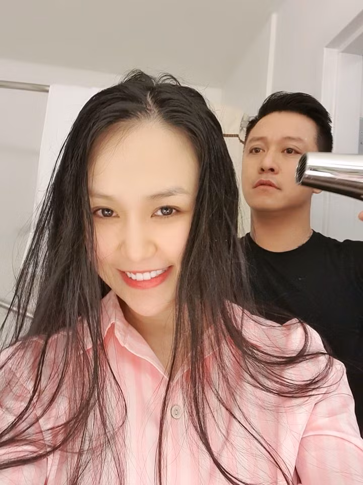 Được tiếng yêu chiều vợ con, Tuấn Hưng không nề hà những việc thường ngày như lau nhà, rửa bát, giặt quần áo lúc vợ mang bầu. "Ông chồng quốc dân" còn giúp vợ sấy tóc, hành động nhỏ nhưng không phải ông chồng nào cũng làm được cho người bạn đời của mình.
