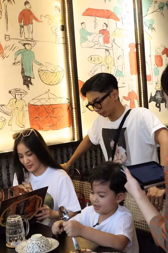 Có chồng đảm lại cưng chiều thế này, Khánh Thi còn đòi hỏi gì hơn? Xem video "Bữa cơm, giấc ngủ vội của những chiến binh chống Covid-19". Nguồn VTC: