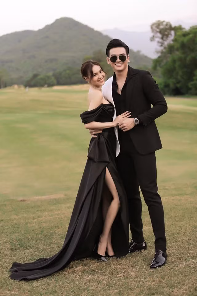 Lê Xuân Tiền đẹp đôi cùng Ninh Dương Lan Ngọc trong buổi tiệc mừng 5 năm phim 'Gái già lắm chiêu'.