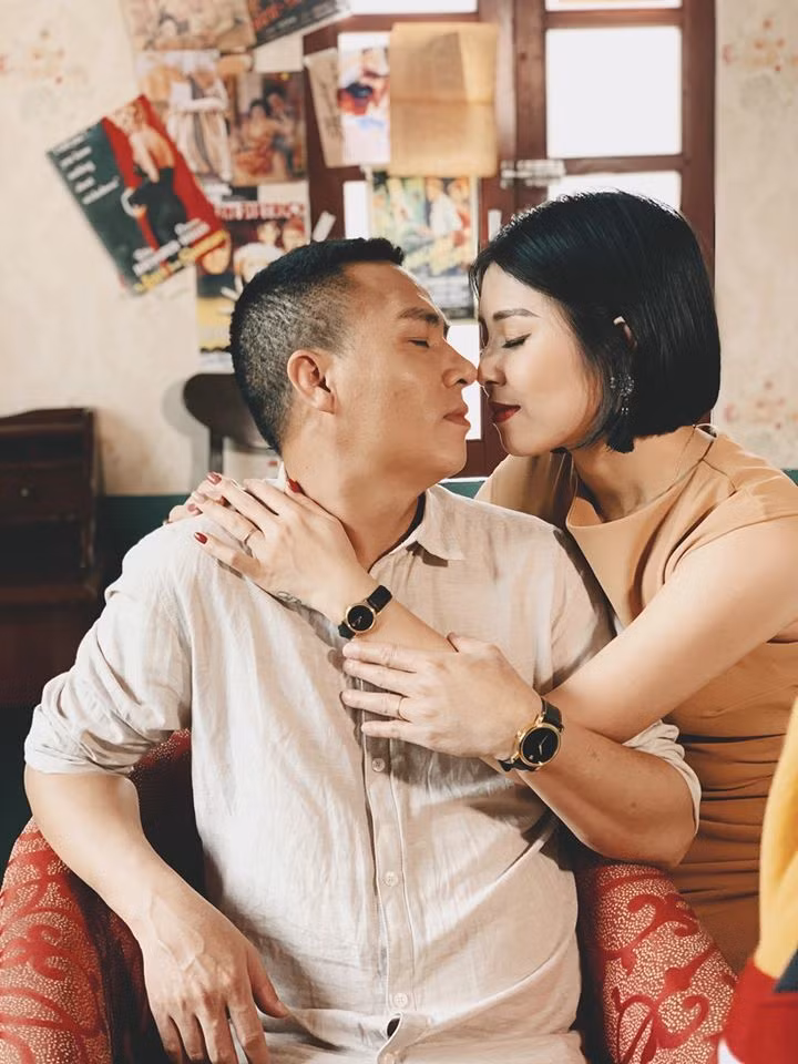 Đến đầu năm 2018, trong chuyến du lịch Hàn Quốc, Mạnh Hùng đã quỳ gối giữa trời lạnh 3 độ để cầu hôn Hoàng Linh. Đồng thời cặp đôi đã cùng nhau chụp 1 bộ ảnh cưới vô cùng lãng mạn tình tứ ngay trên xứ sở Kim Chi.