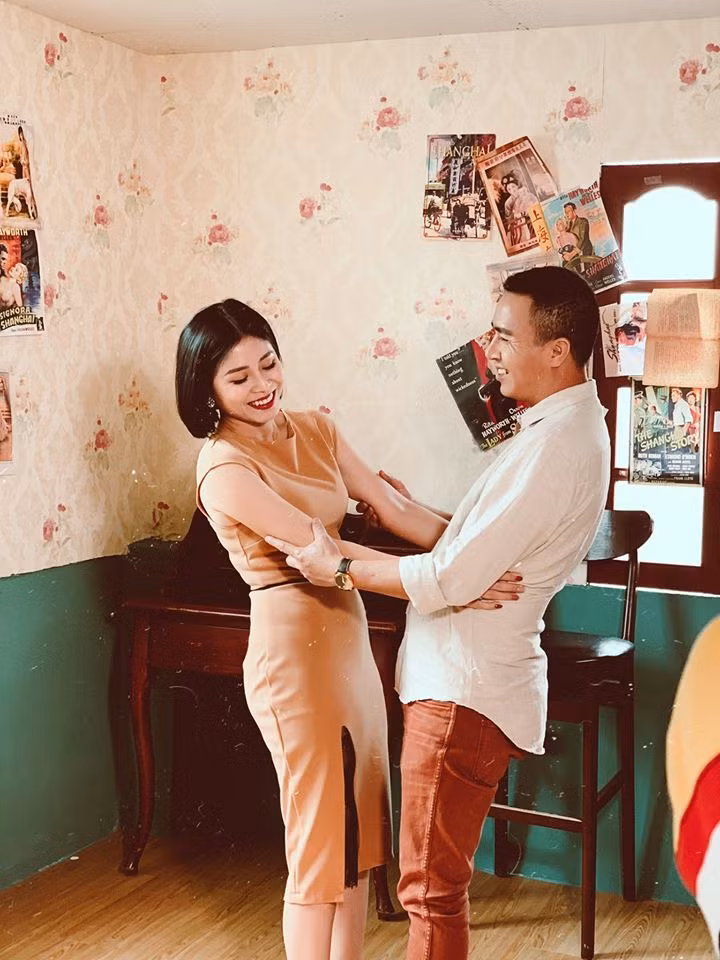 Nữ MC sinh năm 1985 cũng cho rằng, mọi người hay chỉ trích đàn ông thói trăng hoa nhưng cô tin, nếu tất cả đàn bà trên đời này đều chính chuyên thì số đàn ông trăng hoa sẽ giảm đi ít nhất là phân nửa. Cô cũng hy vọng người yêu cũ của chồng có thể ngộ ra chân lý này.