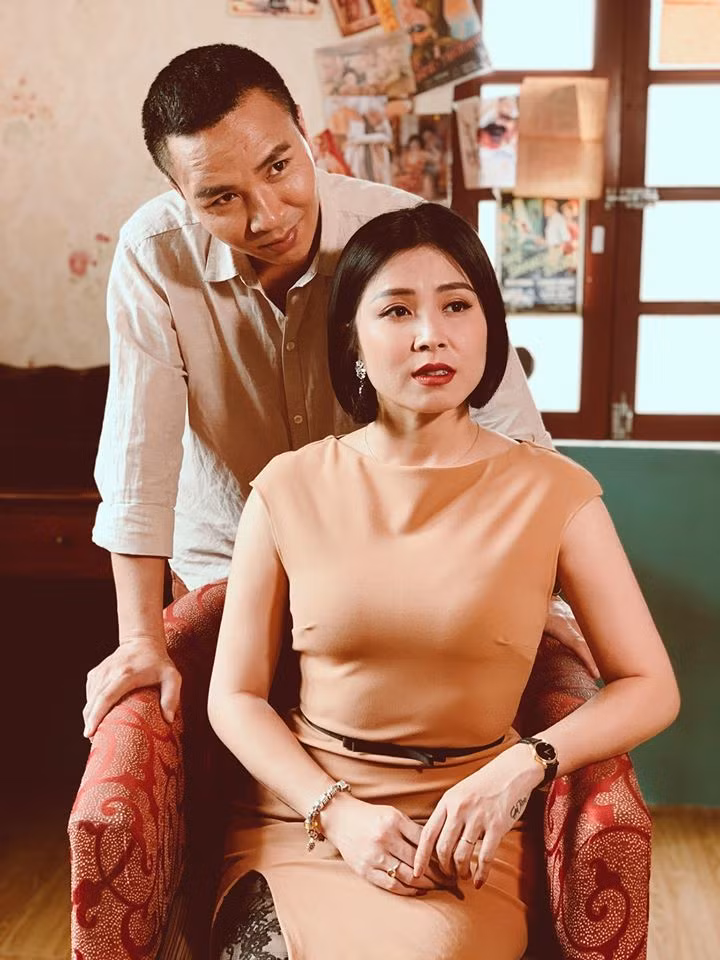 Mạnh Hùng cũng từng trải qua một lần hôn nhân đổ vỡ. Hoàng Linh chia tay chồng khi hai cậu con mới được 3 tháng tuổi.