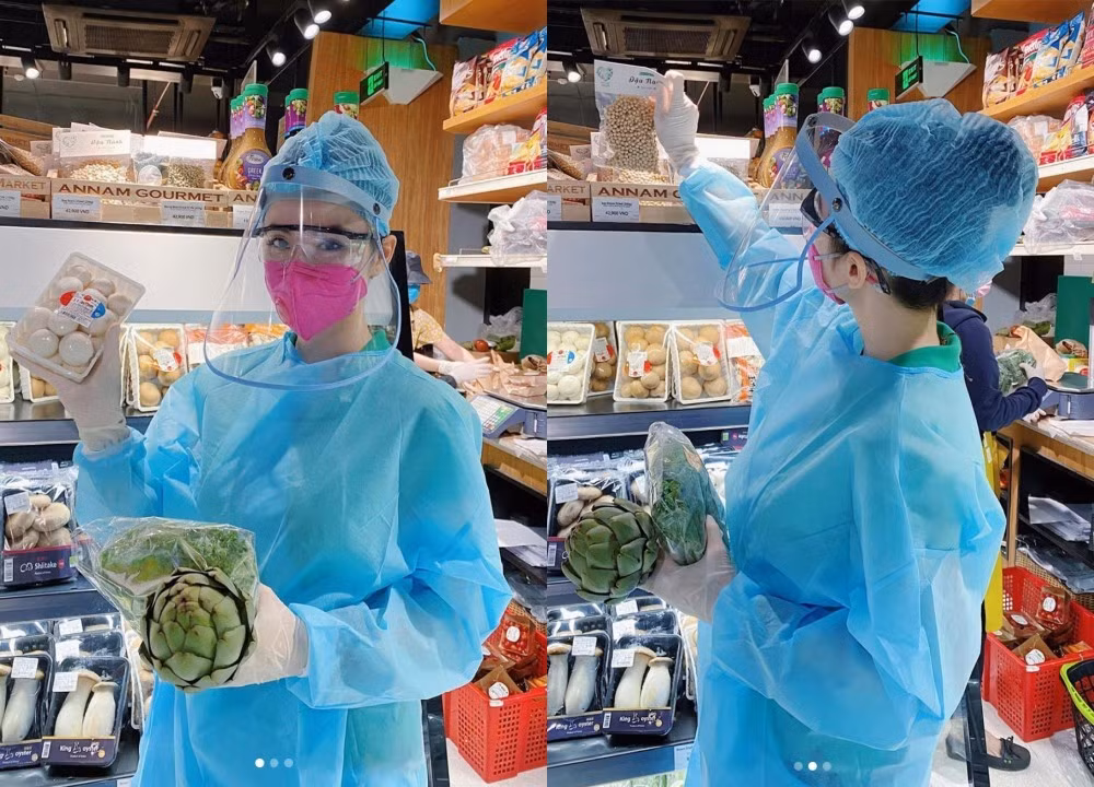Angela Phương Trinh mặc đồ bảo hộ kín mít khi mua sắm tại siêu thị. Cô viết: “Có lẽ 14 ngày này Trinh phải tự lo mọi thứ, nấu ăn tại nhà cùng gia đình để đảm bảo sức khoẻ và thật sự chờ hết dịch cùng cả nước đón Lễ 30/4 năm nay!”.