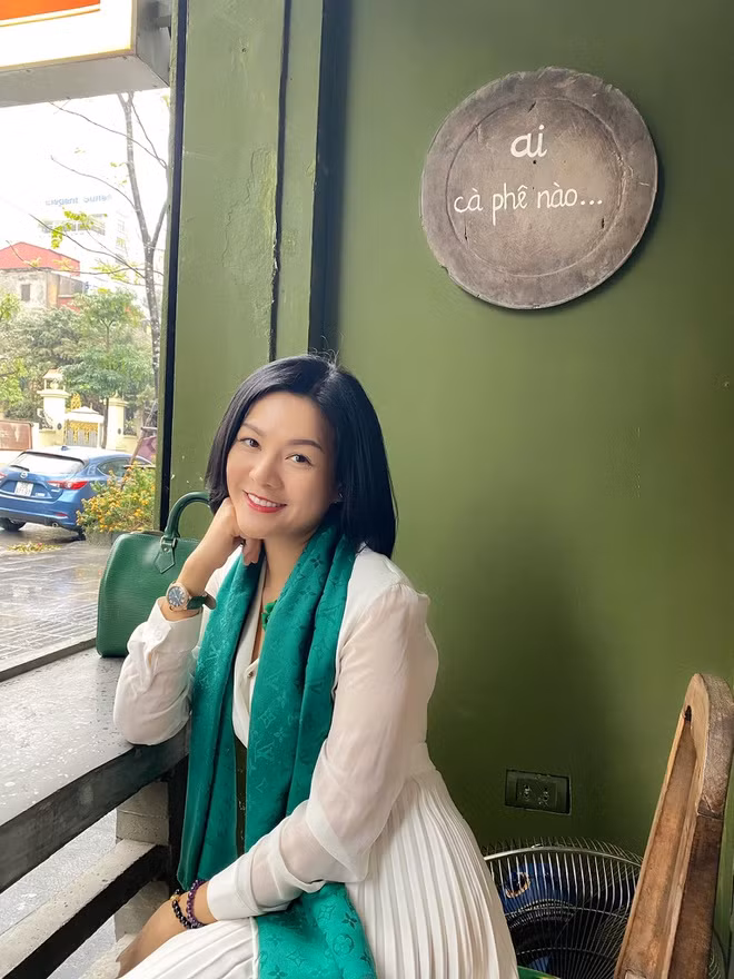 Ở độ tuổi U50, nữ diễn viên "Đừng bắt em phải quên" vẫn gây được sự chú ý vì nhan sắc trẻ trung. Hoàng Xuân cũng ghi điểm với lối diễn xuất tự nhiên và đài từ đa dạng khí sắc.