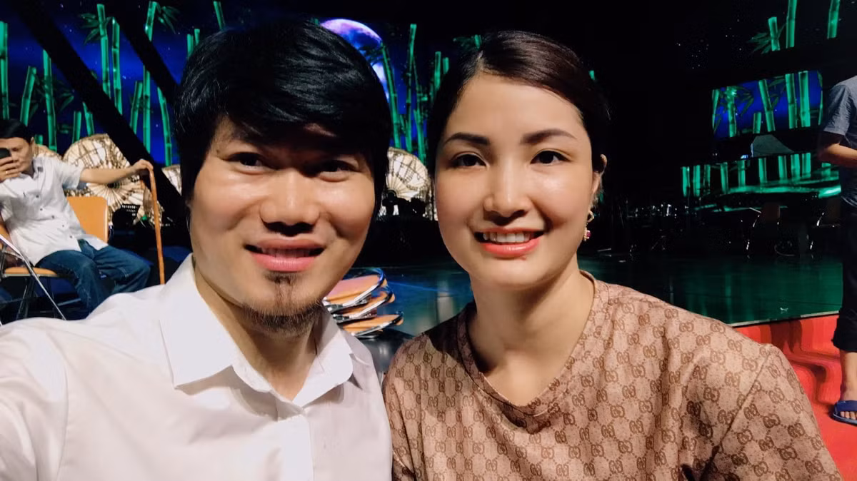 Nghệ sĩ Vượng Râu chia sẻ bức ảnh bên bà xã trẻ đẹp. Anh hóm hỉnh: "Năm ngoái liveshow kỷ niệm 22 năm em được đứng đứng lên sân khấu khi ấy em mới 3 con. Nay vợ chồng em 5 con".