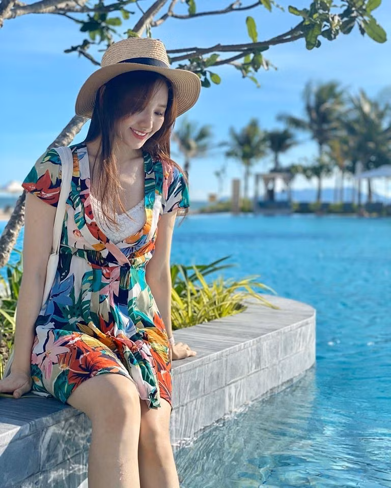 Nữ ca sĩ Hari Won đẹp dịu dàng, giản dị trong bộ ảnh do ông xã Trấn Thành chụp.