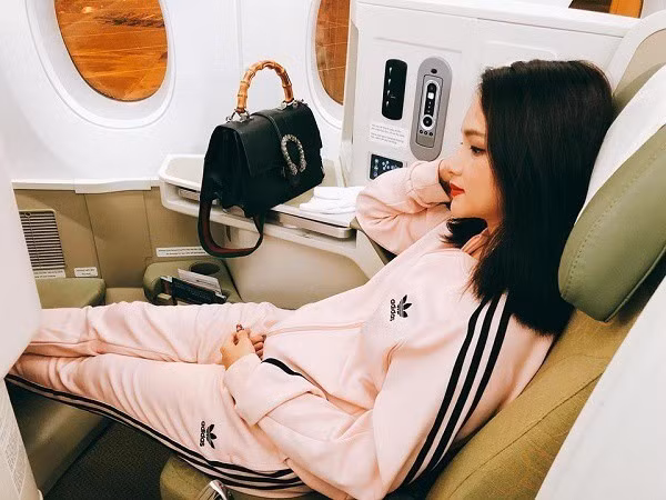Không chỉ yêu thương bản thân bằng những buổi shopping thả phanh, Hương Giang khiến fans ghen tị trong nhiều chuyến du lịch châu Âu, ngồi máy bay thương gia sang chảnh.