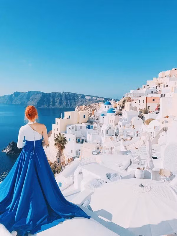 ... Hương Giang Idol khiến dân chúng đổ gục trước sắc vóc hóa công chúa tuyết trong thành phố Santorini thơ mộng. Trước cuộc sống xa hoa mỹ mãn của bà hoàng giải trí, mạng xã hội xuất hiện nhiều tin đồn về mức lương của hoa hậu Hương Giang.