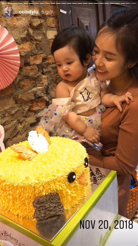 Hiện hai nhóc tỳ đã biết giúp đỡ mẹ làm mẫu nhí quảng cáo sản phẩm. Thời gian qua, Hoài Lâm về quê chữa bệnh và tạm vắng mặt trong các hoạt động giải trí. Trong lúc vắng chồng, hotgirl 9X một tay quán xuyến mọi chuyện trong nhà, từ kinh doanh đến chăm sóc 2 con nhỏ.