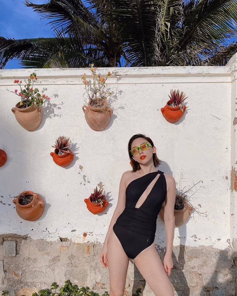 Khoe ảnh diện bikini nóng bỏng, Tóc Tiên khéo léo hỏi: “Ai sinh tháng 5 giơ tay?”, bởi tháng 5 là tháng sinh của cô.
