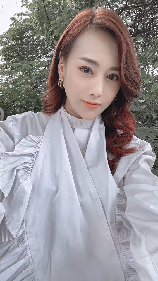 Diễn viên Phương Oanh nhắn nhủ: “Đừng bao dung kẻ không hiểu chuyện và cũng chẳng cần tử tế với kẻ không biết điều”.