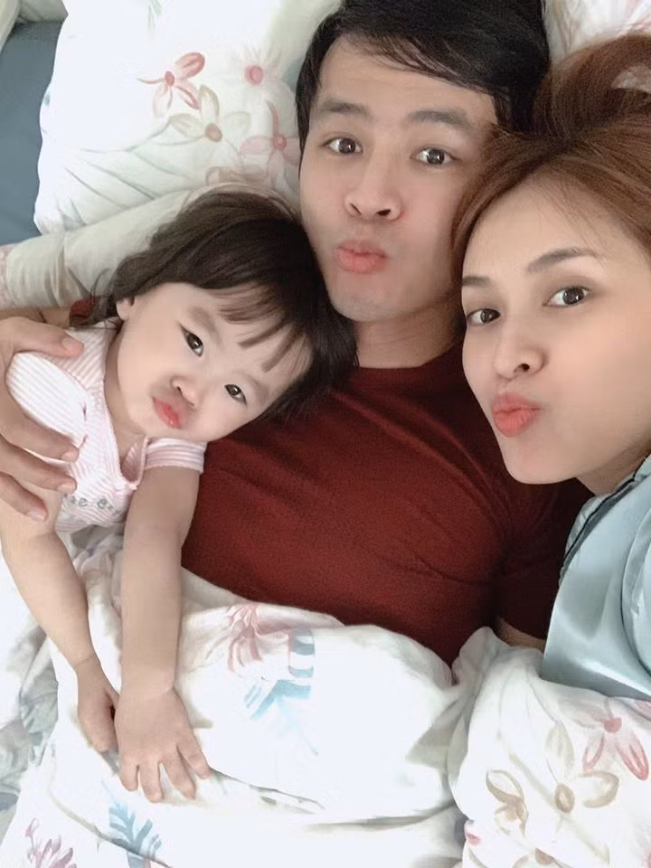 Khoe khoảnh khắc đáng yêu cùng ông xã Văn Anh và con gái, Tú Vi tâm sự: “Cún với mẹ nhớ ba quá”.
