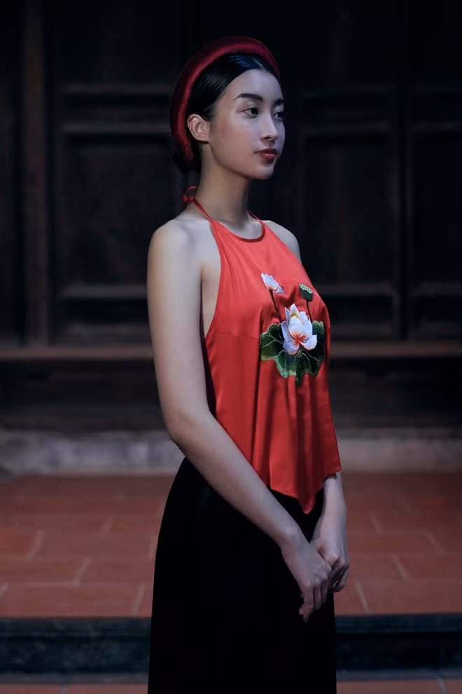 Năm 2019, Đỗ Mỹ Linh tham gia MV Hết thương cạn nhớ của Đức Phúc. Hoa hậu vào vai Thị Nở và có khoảnh khắc khoe lưng trần trong bộ yếm màu đỏ.