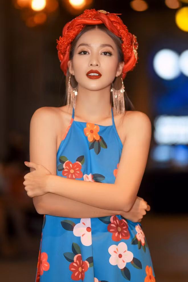 Nói về hình tượng sexy trong thời gian gần đây, nữ diễn viên cho biết: “Tôi không hướng mình theo hình ảnh sexy, mọi thứ diễn ra tự nhiên theo suy nghĩ và đúng với lứa tuổi của tôi. Mọi người sẽ thấy một Khả Ngân thay đổi, biến hoá liên tục, chứ không đóng khung trong một hình tượng nào”.