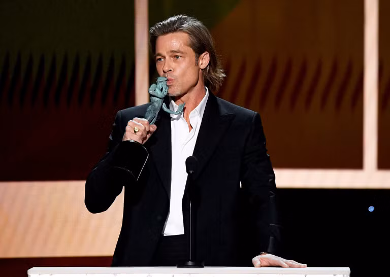 Tại lễ trao giải danh giá của Hiệp hội diễn viên Mỹ diễn ra sáng 20/1 giờ VN, Brad Pitt lên nhận giải nam diễn viên phụ xuất sắc nhất cho vai diễn trong "Once Upon a Time…in Hollywood".