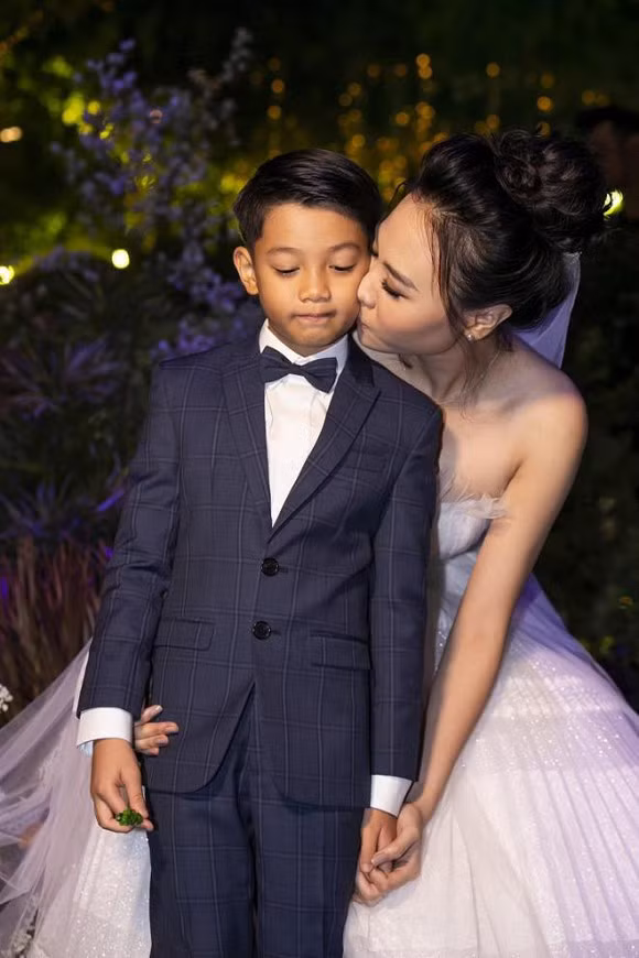 Từ khi công khai mối quan hệ với Cường Đô la việc Đàm Thu Trang đối xử thế nào với con riêng của chồng được nhiều người quan tâm.