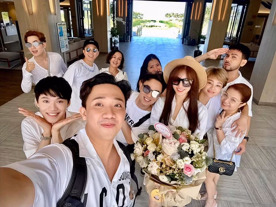 Nổi tiếng yêu chiều vợ, Trấn Thành còn cho thấy độ chịu chơi khi chủ trì chuyến đi Vũng Tàu để mừng sinh nhật Hari Won. Hội bạn thân showbiz của vợ chồng Xìn - Ri cũng đồng hành góp vui trong chuyến đi này.