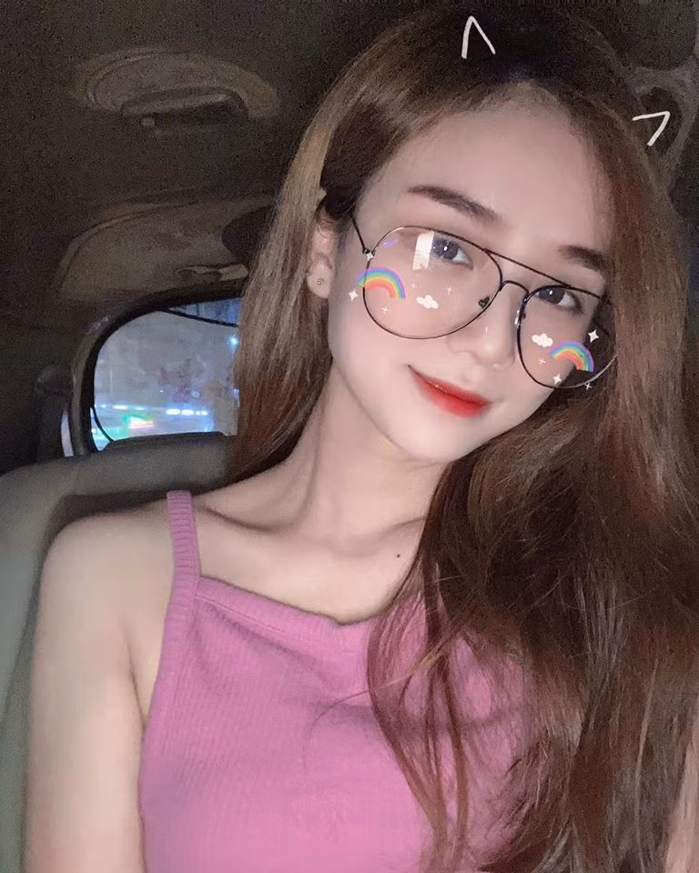 Bảo Ngọc được chú ý khi có mối tình 9 năm với Hoài Lâm. Cô yêu nam ca sĩ khi chỉ mới 15 tuổi. Cặp đôi gặp nhiều sóng gió trước khi kết hôn bí mật và có hai cô con gái.