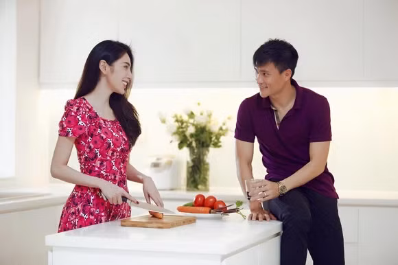 Nổi tiếng, lộng lẫy trên sân khấu là thế, nhưng khi trở về đời thường Thủy Tiên bình dị vào bếp tự tay chuẩn bị bữa ăn cho chồng con.