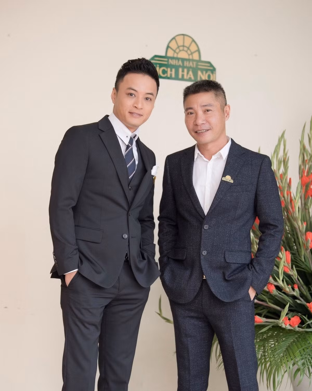 Hồng Đăng chia sẻ hình ảnh chúc mừng NSND Công Lý lên chức Phó giám đốc Nhà hát Kịch Hà Nội.