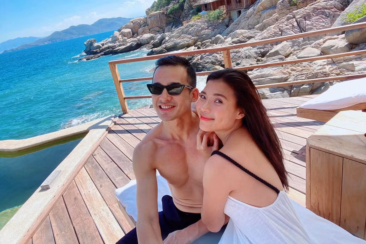 Vợ chồng Lương Thế Thành - Thuý Diễm hạnh phúc bên nhau trong chuyến du lịch tại Nha Trang. Nam diễn viên dí dỏm: "Sau 1 thời gian dài ở ẩn tránh dịch, hôm nay mới được vợ cho đi chơi. Một nơi vắng vẻ và đẹp tuyệt".
