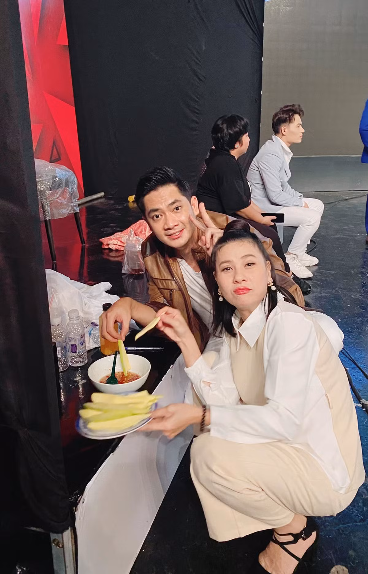 Cát Phượng cùng Minh Luân hài hước ngồi ăn xoài chua trong hậu trường buổi ghi hình. "Hôm qua không hiểu sao thèm chua. Hết ăn xoài chua đến uống nước cam, uống luôn 2 chai cam ngọt xớt. Ngọt đây không phải cam ngọt mà là uống ngon lành 1 hơi", nữ nghệ sĩ viết.