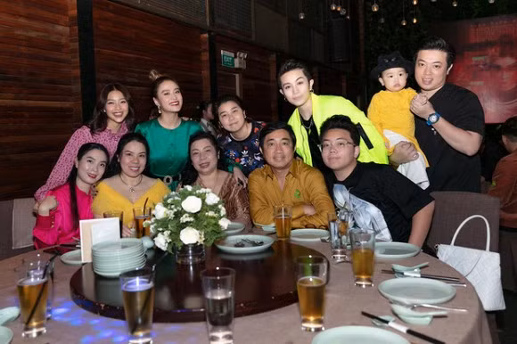 Hoang Thuy Linh om Gil Le cuc tinh trong tiec tat nien-Hinh-2