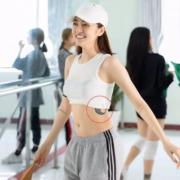 Ở mạn sườn trái, nữ ca sĩ có hình xăm một cậu bé cuộn mình trong một nửa vòng tròn và kèm dòng chữ "Successful" - Thành công.