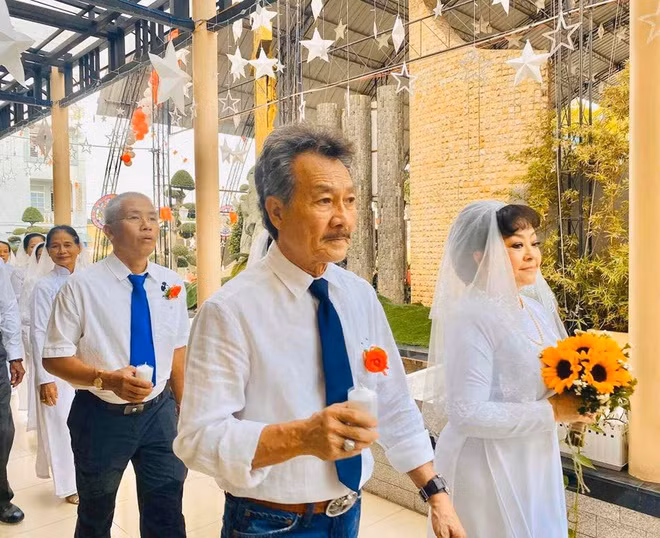 Hương Lan và ông xã Đặng Quốc Toàn đã có 30 năm gắn bó. Ông vốn là một kỹ sư hàng không. Từ khi nghỉ hưu, ông luôn ở bên vợ trong các chuyến lưu diễn, sự kiện.