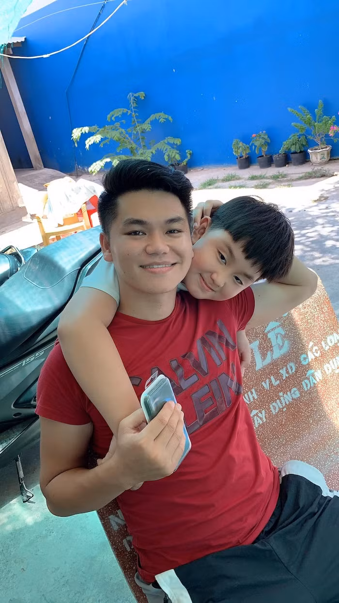 Con trai riêng của Lê Phương mua quà sinh nhật tặng bố dượng Trung Kiên Con trai rieng cua Le Phuong mua qua sinh nhat tang bo duong Trung Kien